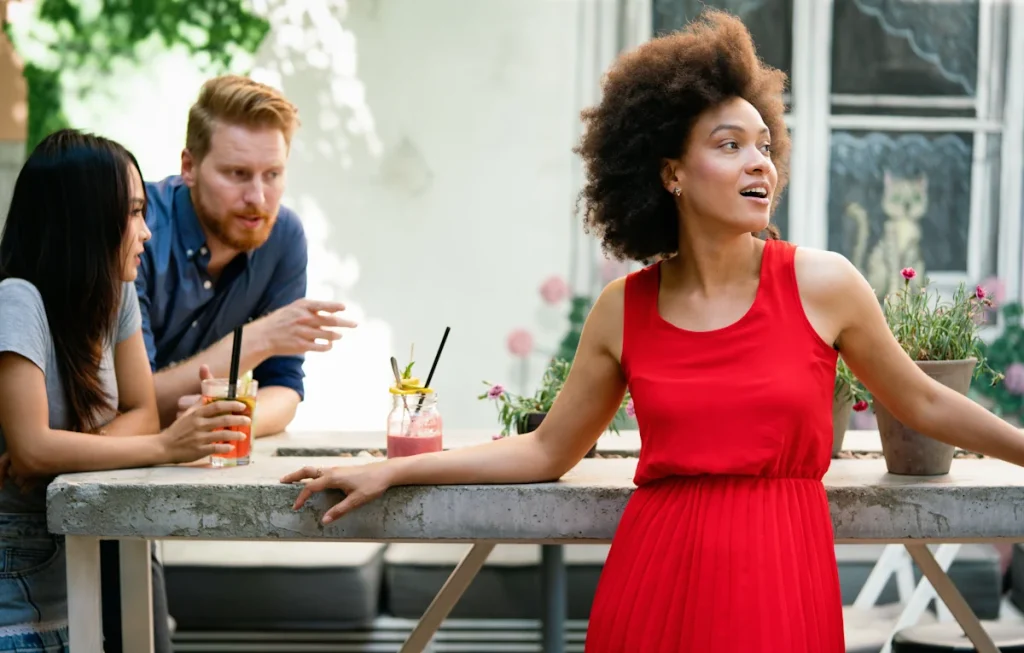 Voici comment gérer la jalousie quand votre partenaire plaît aux autres