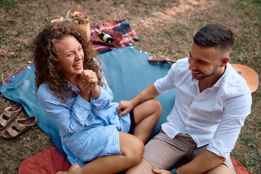 Voici comment savoir si c'est possible de plaire aux autres quand on est en couple