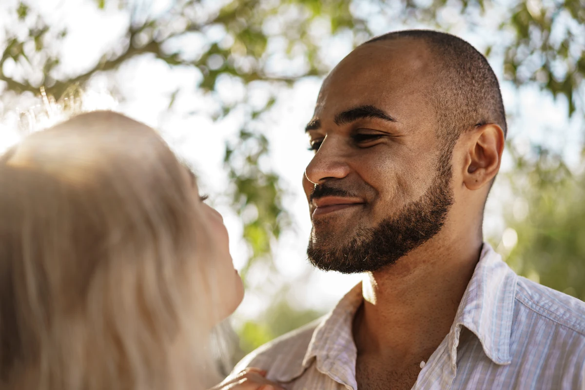 Une femme qui complimente un homme