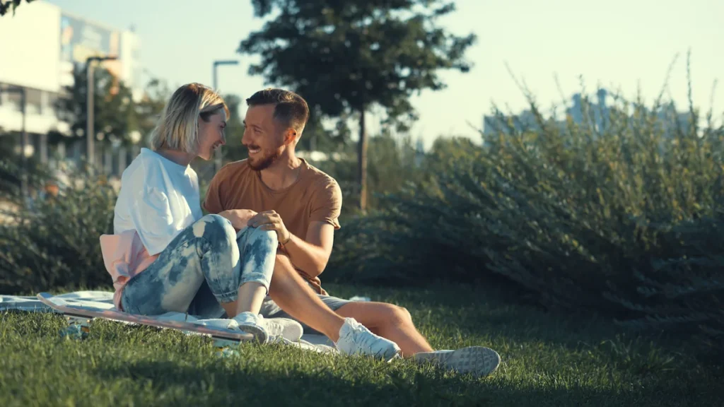 Un couple assis dans un jardin