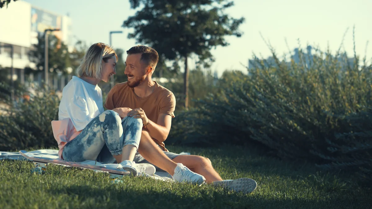 Un couple assis dans un jardin