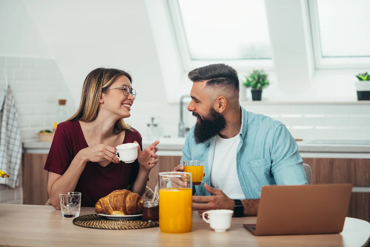 Un couple qui partage le café du matin