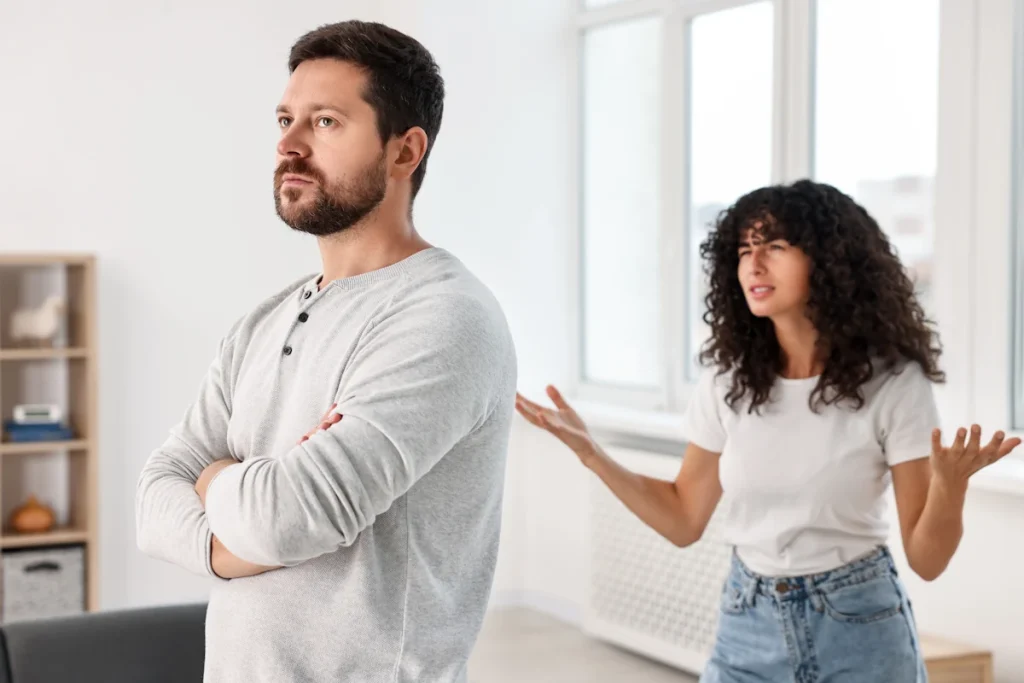 Une femme qui fait de reproches à son homme