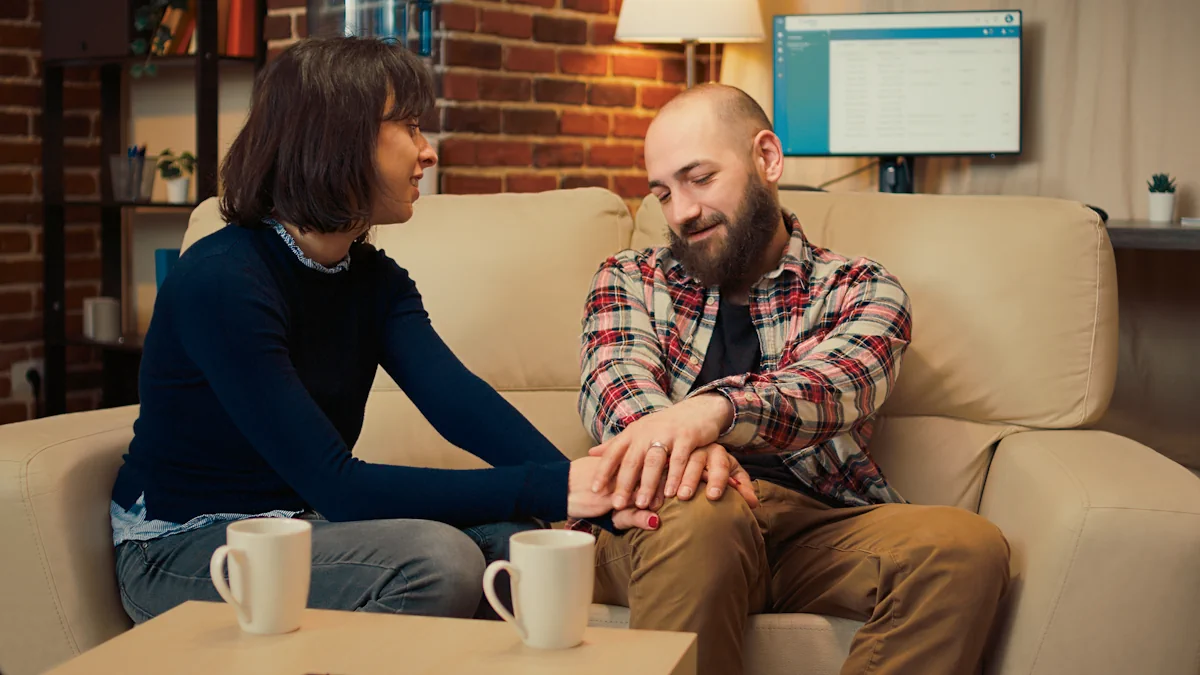 Un homme et une femme qui discute ensemble sur un canapé
