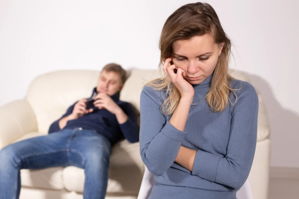 Une femme qui culpabilise après avoir exprimer ses besoins dans son couple