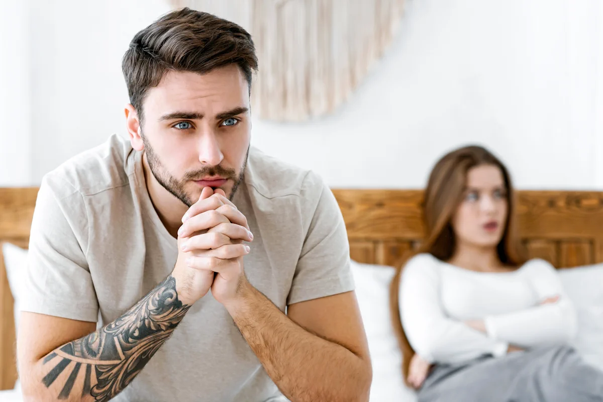 un homme qui prend ses distances dans le couple