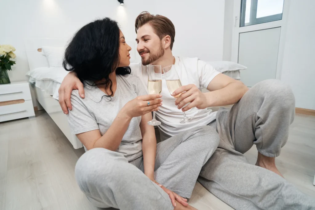 Un couple qui porte un toast