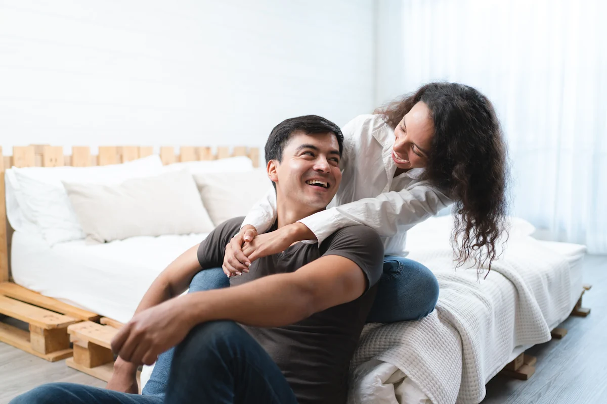 Un couple qui vit heureux